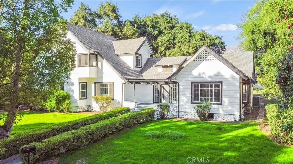 Photo of 379 Buena Loma St, Altadena, CA 91001 (MLS # OC26075737)