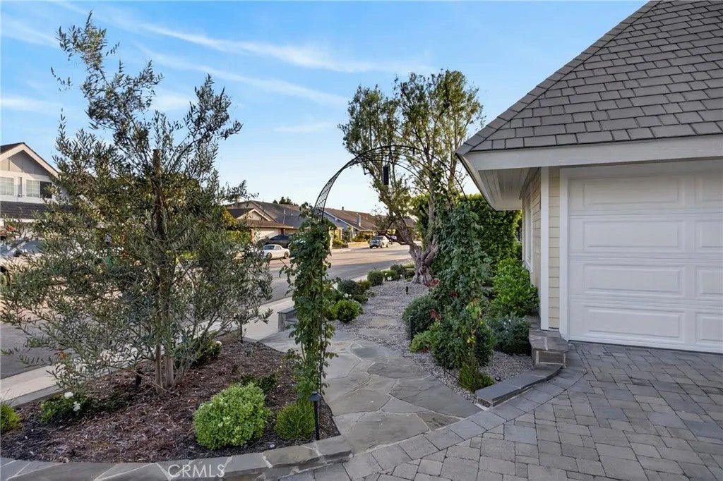 9601 Dumbreck Drive
