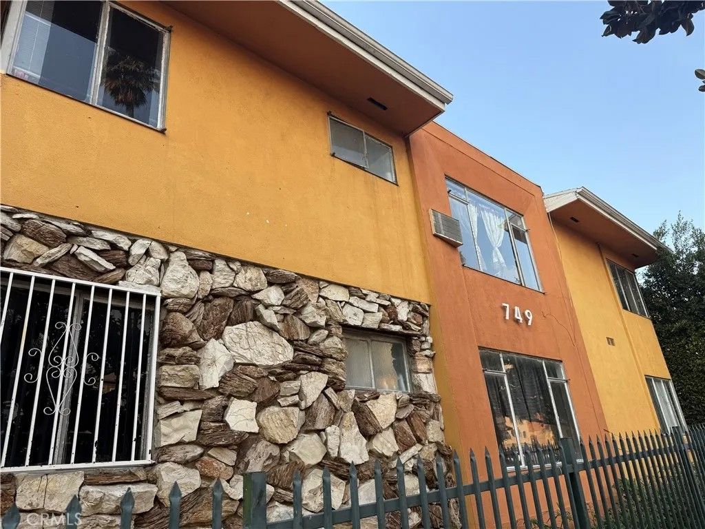 Photo of 749 S Berendo Street #3, Los Angeles, CA 90005 (MLS # SR25279110)