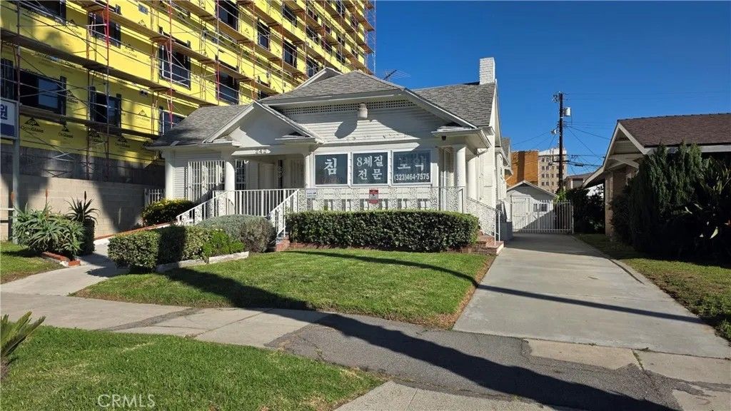 Photo of 242 N St Andrews Pl, Los Angeles, CA 90004 (MLS # OC26007812)