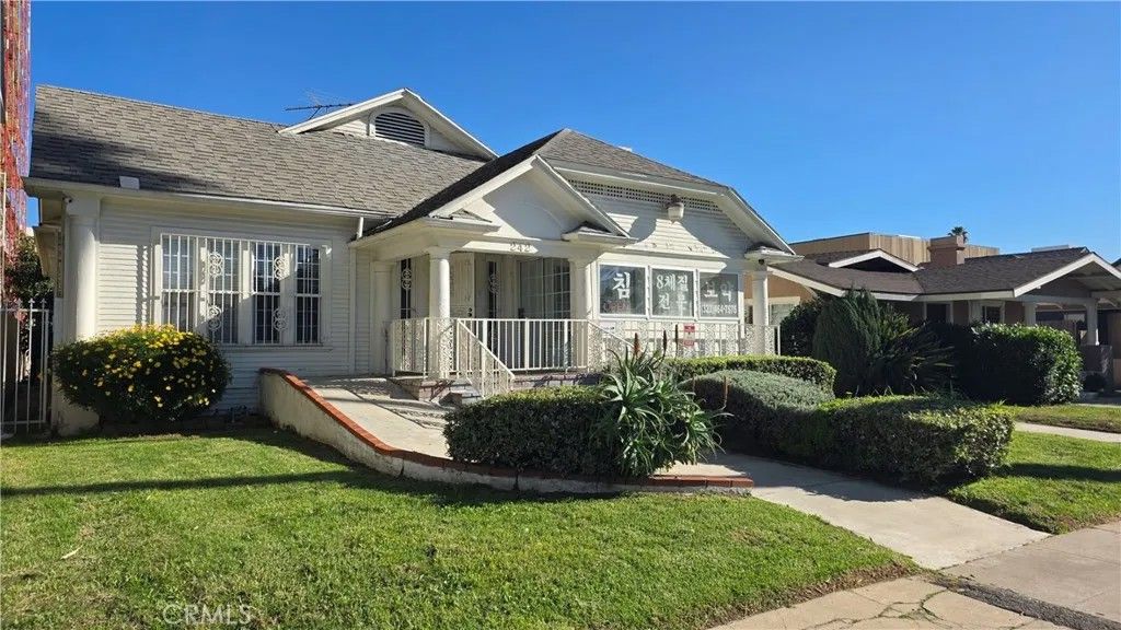 Photo of 242 N St Andrews Pl, Los Angeles, CA 90004 (MLS # OC26007812)