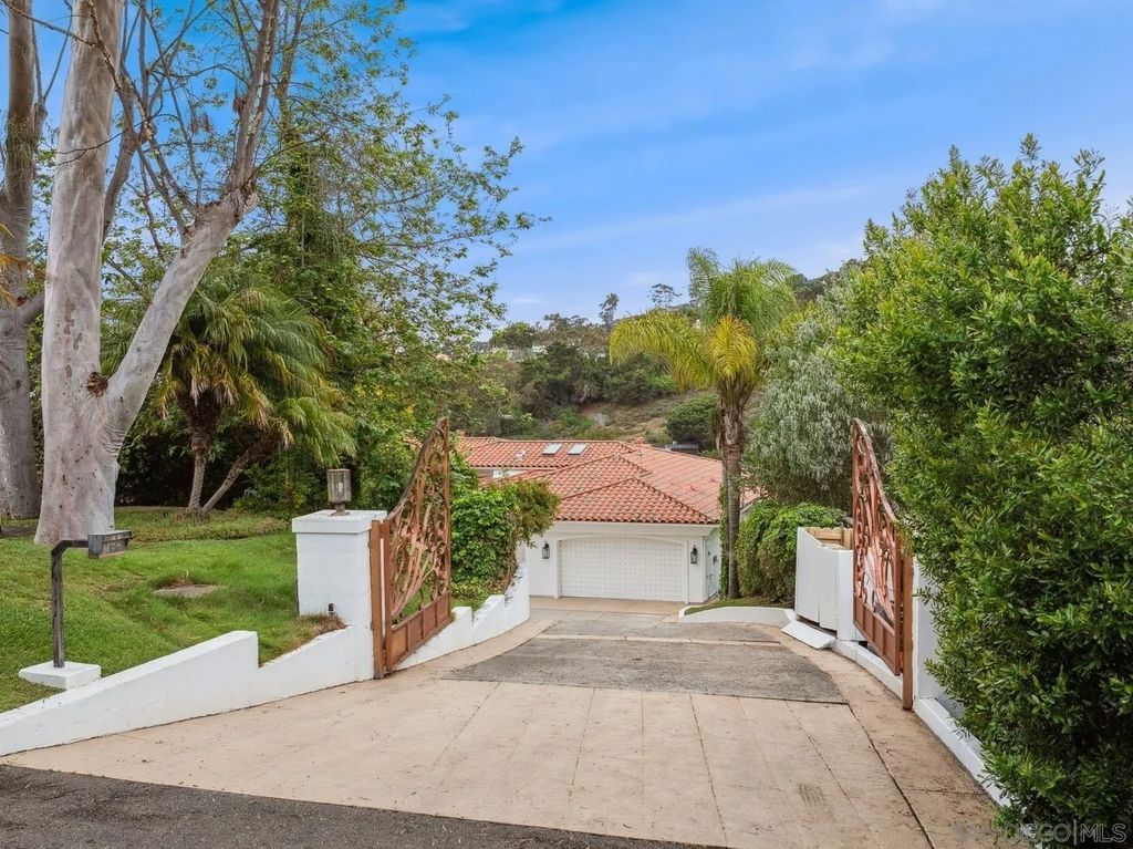 Photo of 6617 Muirlands Dr, La Jolla, CA 92037 (MLS # 250045705)