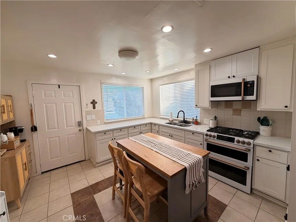 Photo of 30009 Hunstock St, Castaic, CA 91384 (MLS # SR25278402)