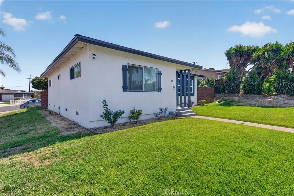 619 W Chapman