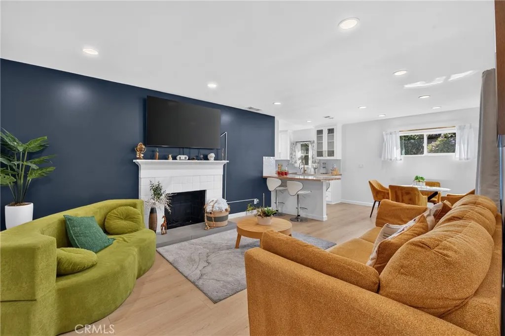 619 W Chapman