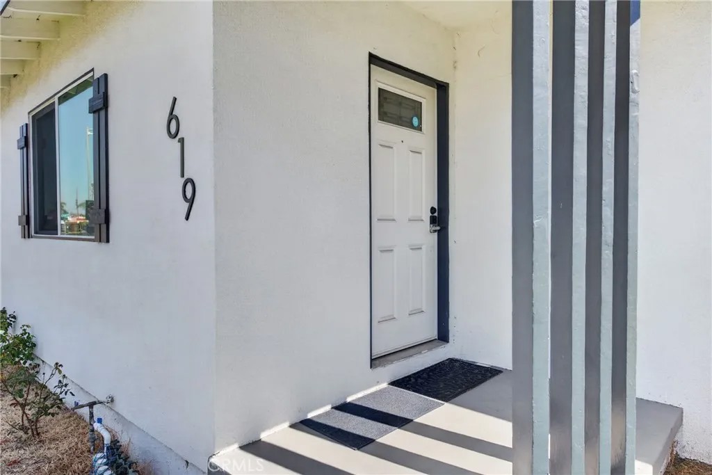 619 W Chapman