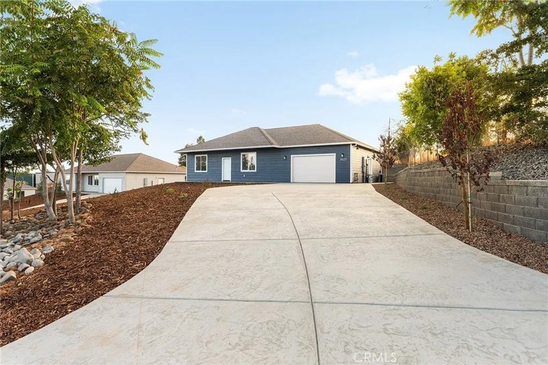 5825 Golden Oaks Road