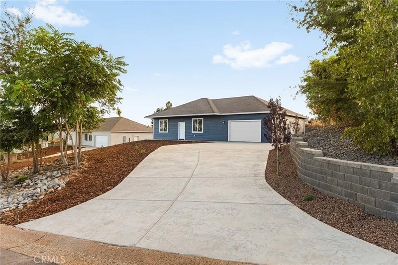 5825 Golden Oaks Road