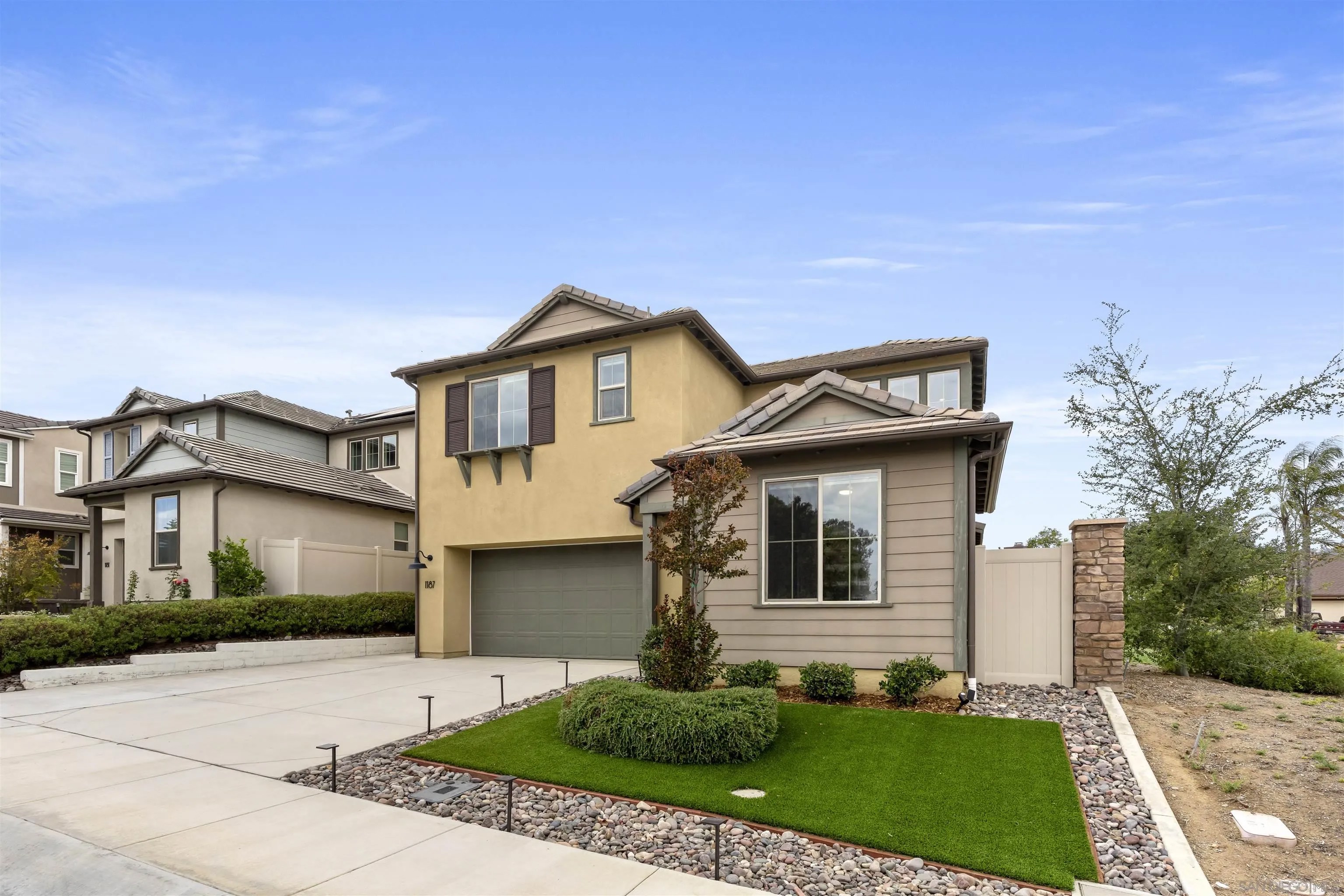 Welcome to this like new four bedroom, three bathroom home in the desi – image 2