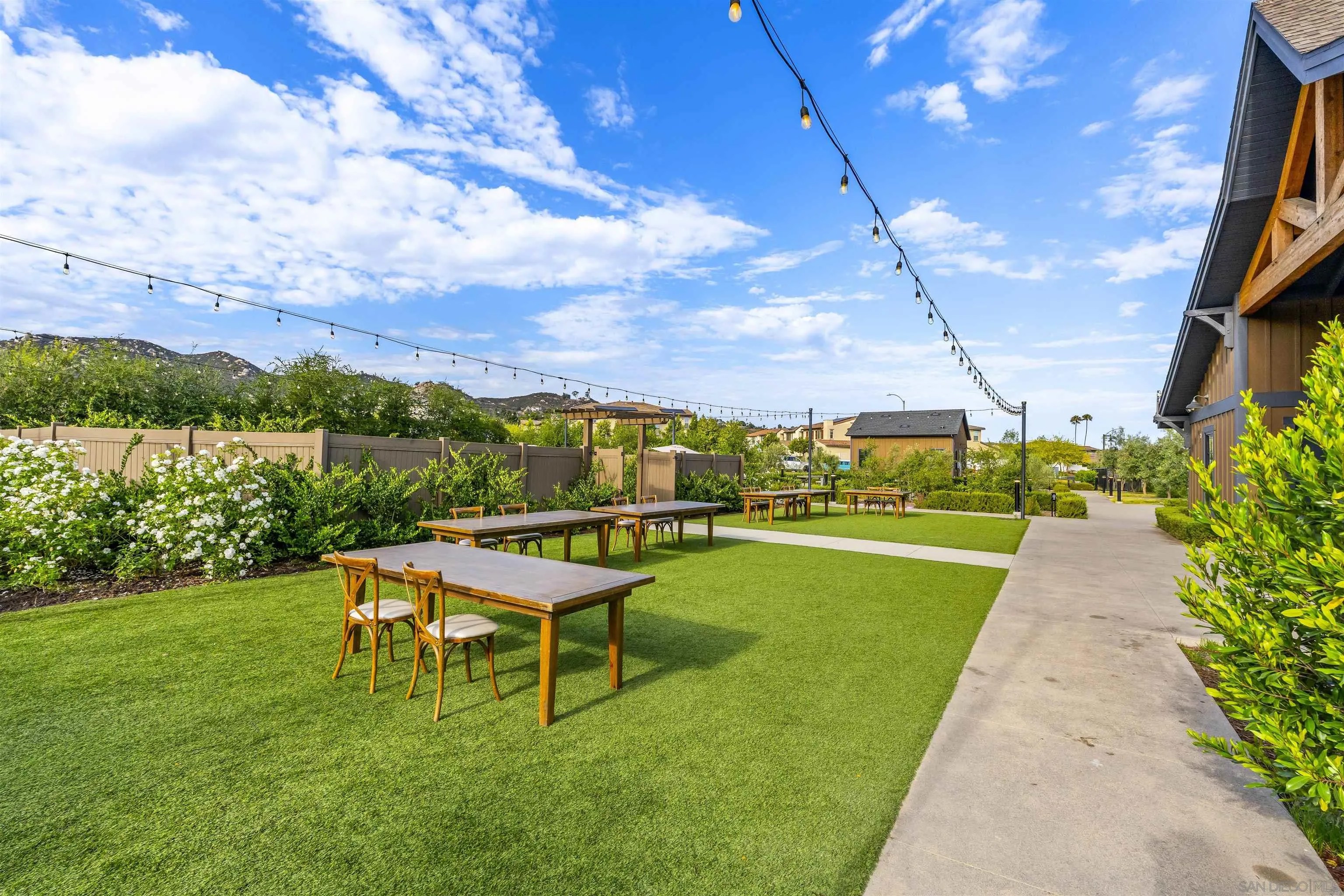Welcome to this like new four bedroom, three bathroom home in the desi – image 47