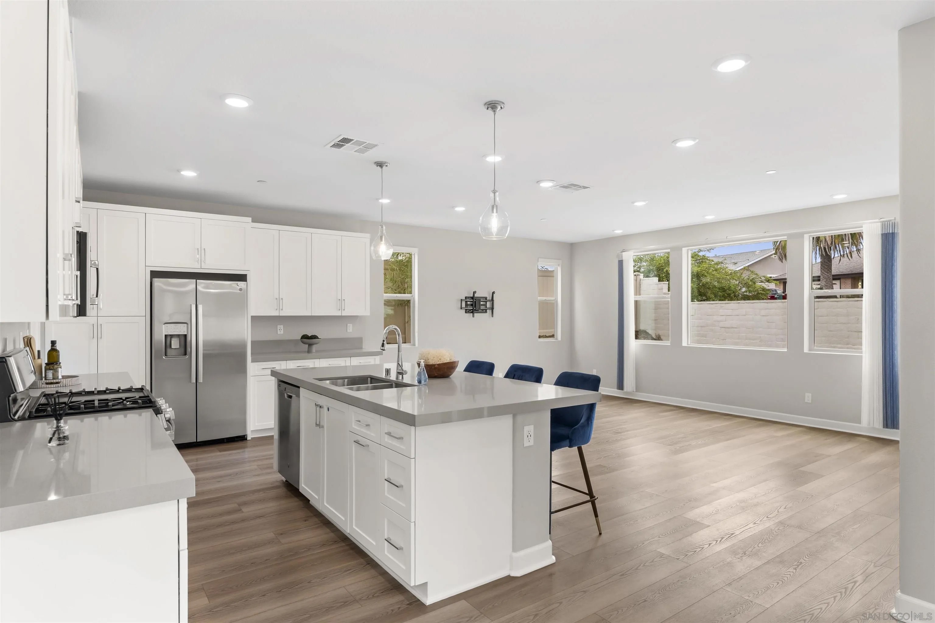 Welcome to this like new four bedroom, three bathroom home in the desi – image 9