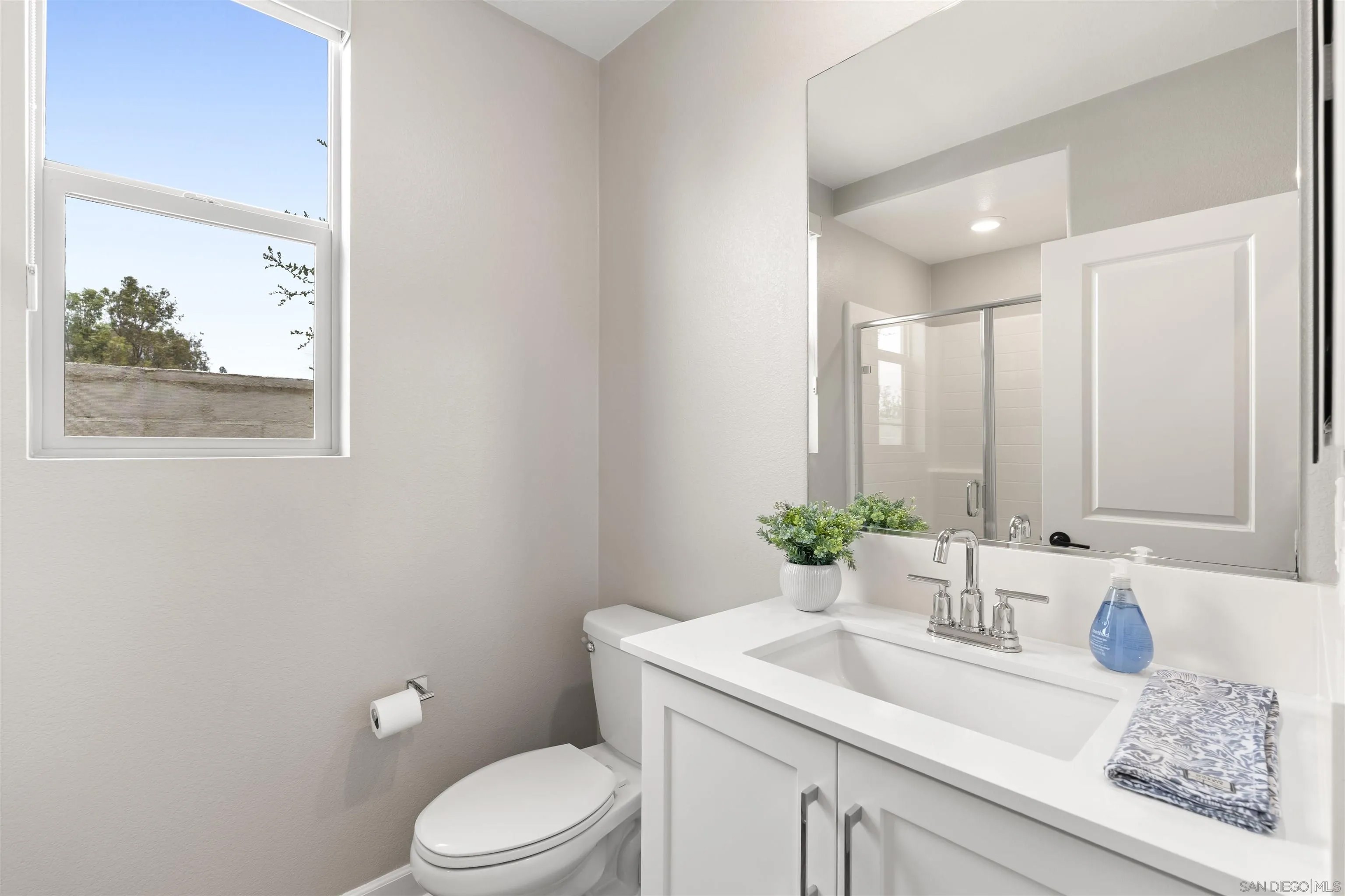 Welcome to this like new four bedroom, three bathroom home in the desi – image 18