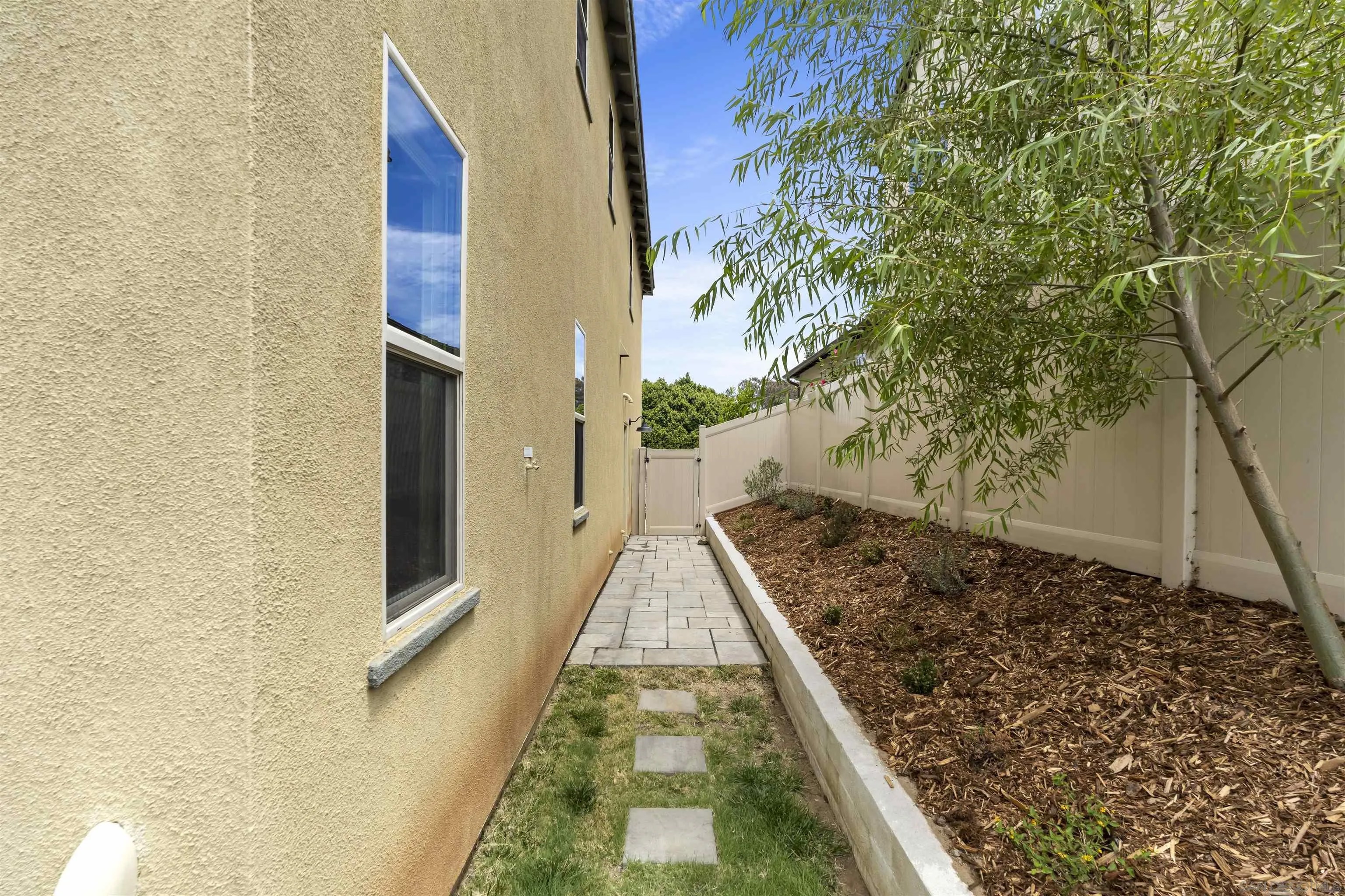 Welcome to this like new four bedroom, three bathroom home in the desi – image 41
