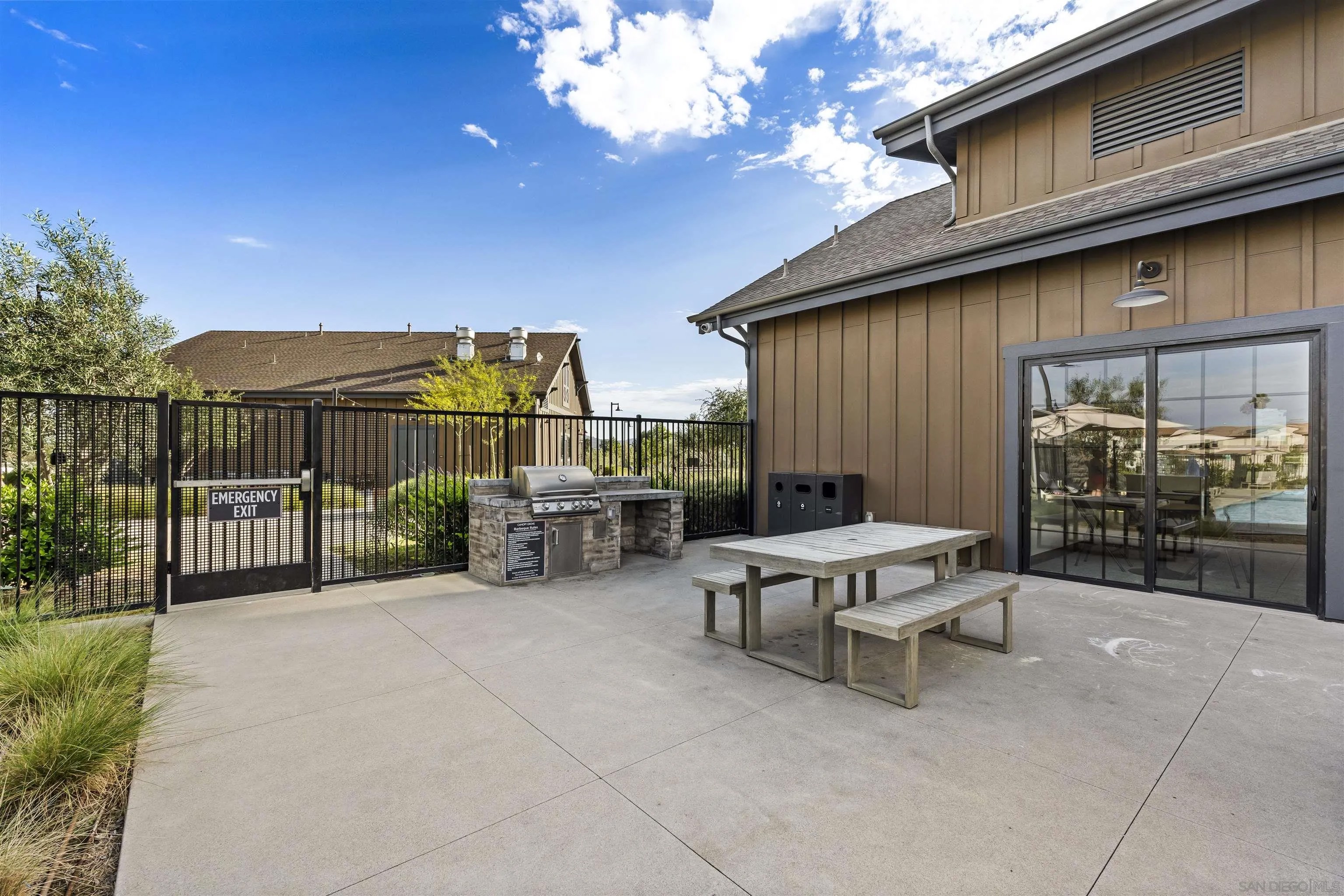 Welcome to this like new four bedroom, three bathroom home in the desi – image 54
