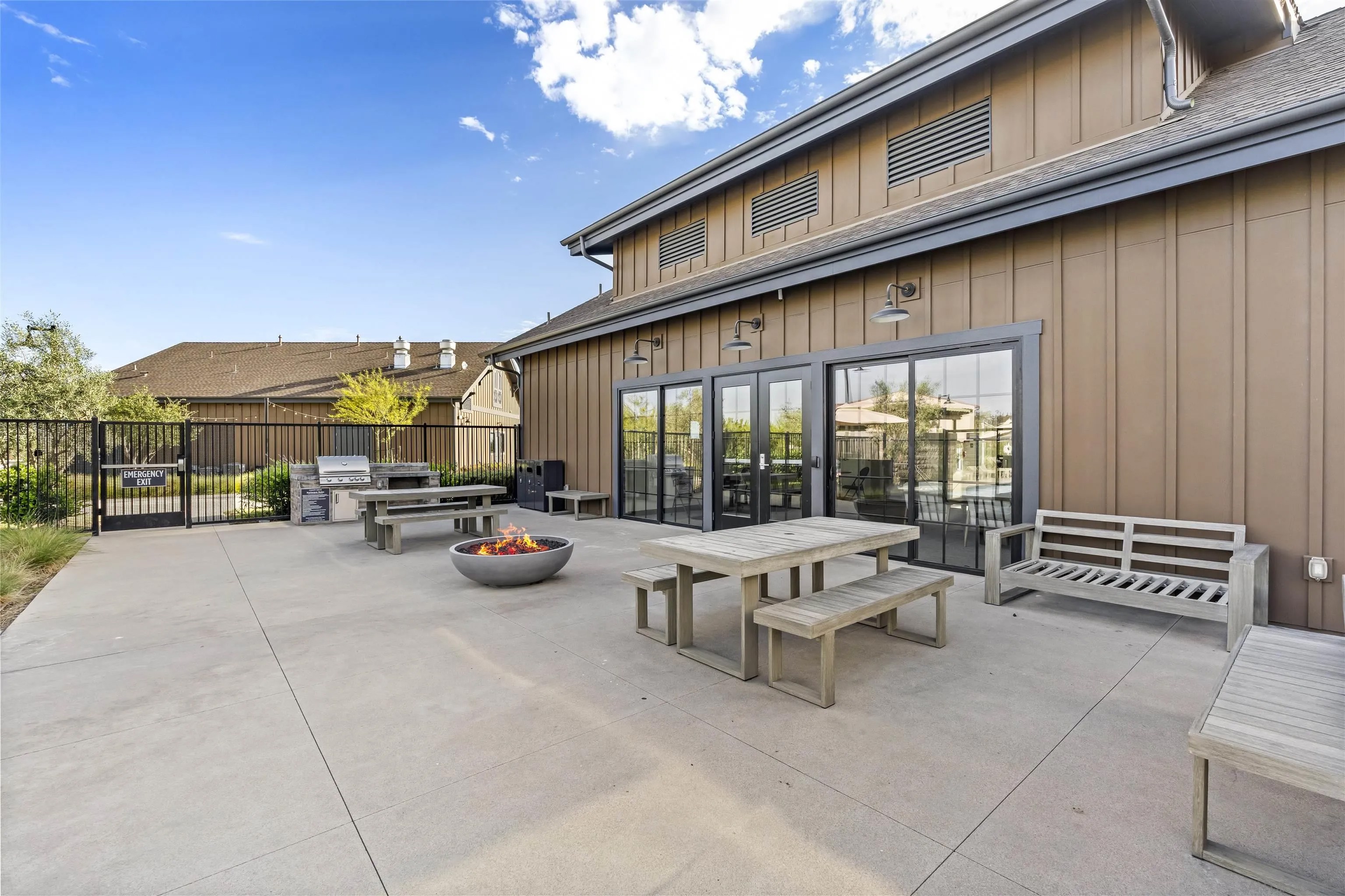 Welcome to this like new four bedroom, three bathroom home in the desi – image 53
