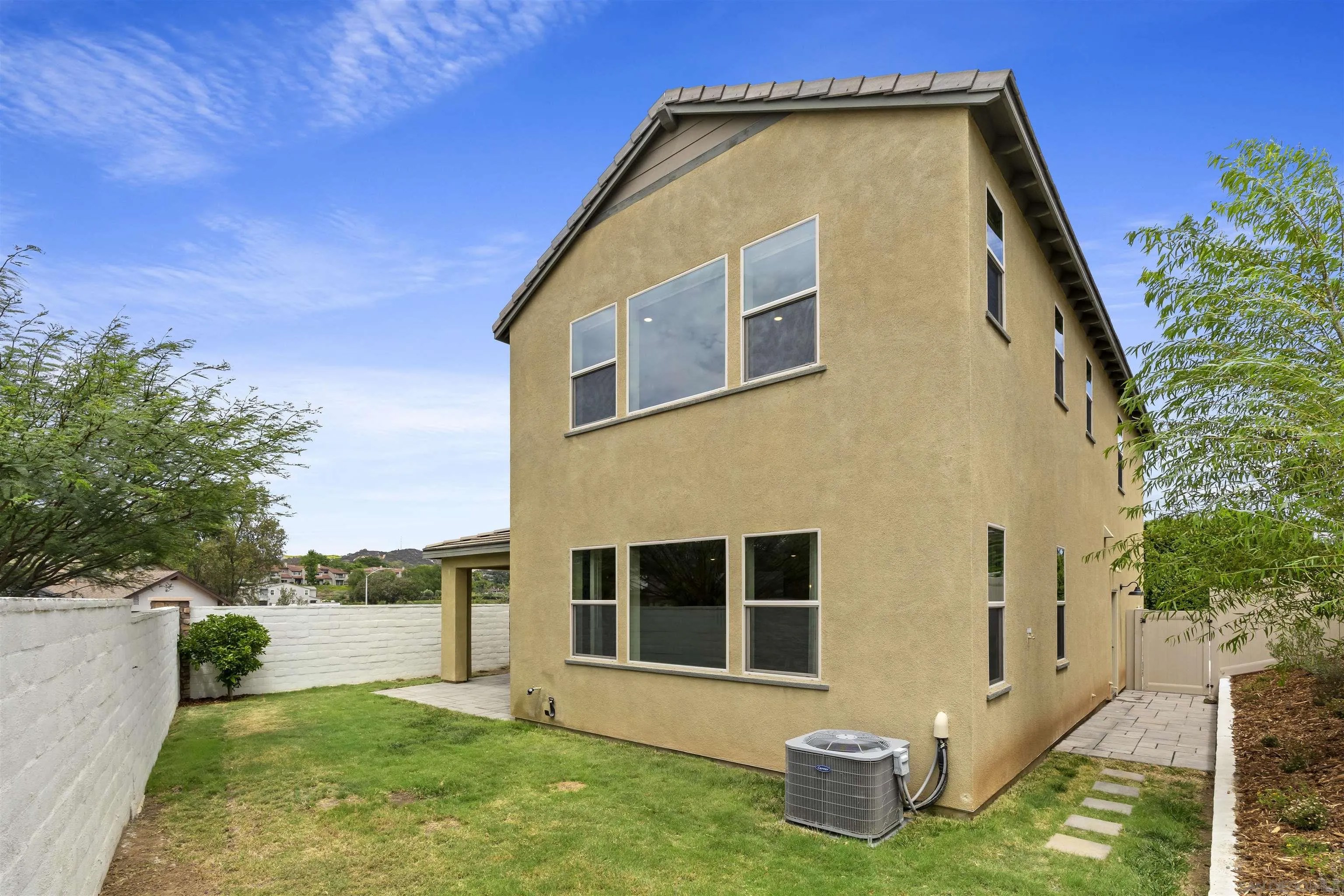 Welcome to this like new four bedroom, three bathroom home in the desi – image 42