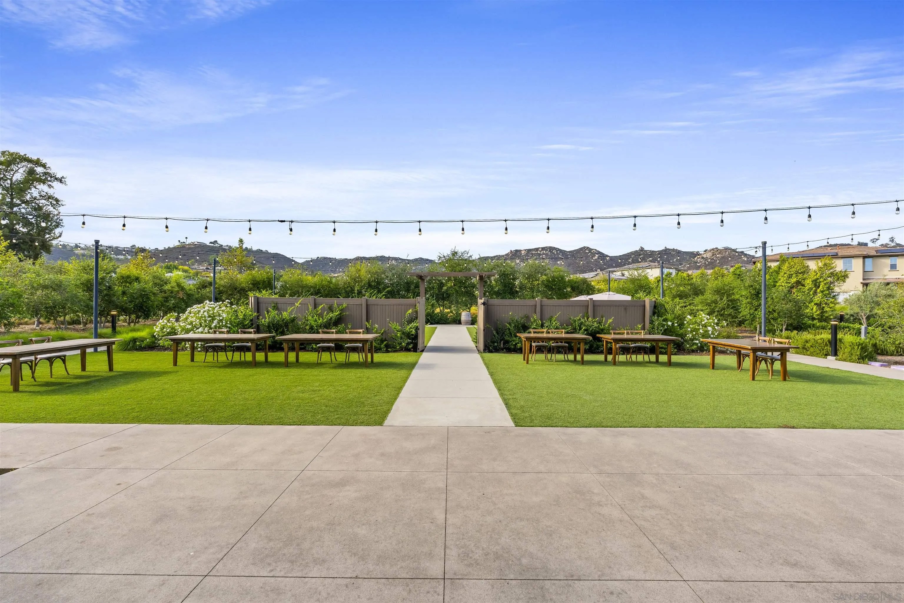 Welcome to this like new four bedroom, three bathroom home in the desi – image 46