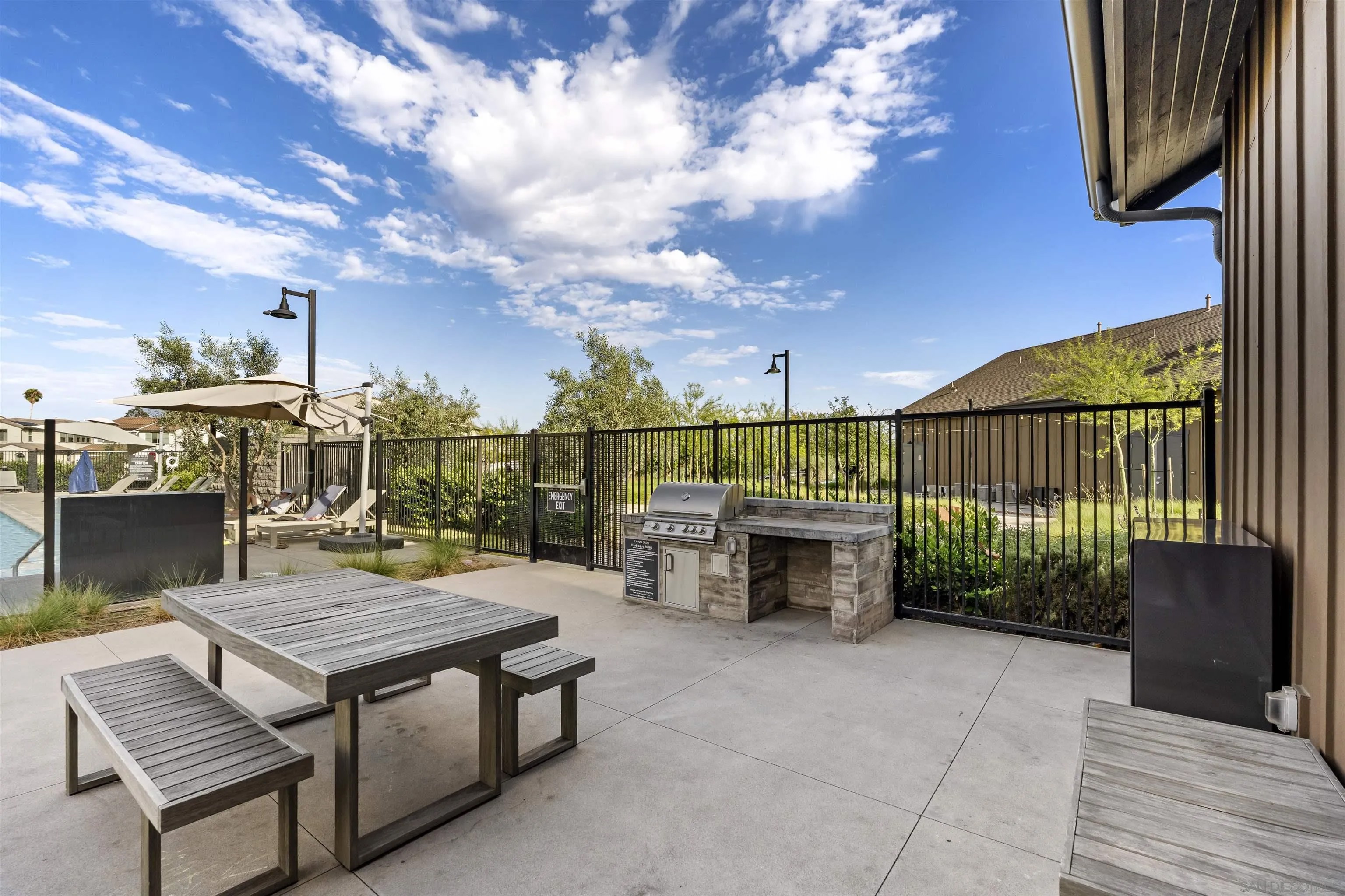 Welcome to this like new four bedroom, three bathroom home in the desi – image 55