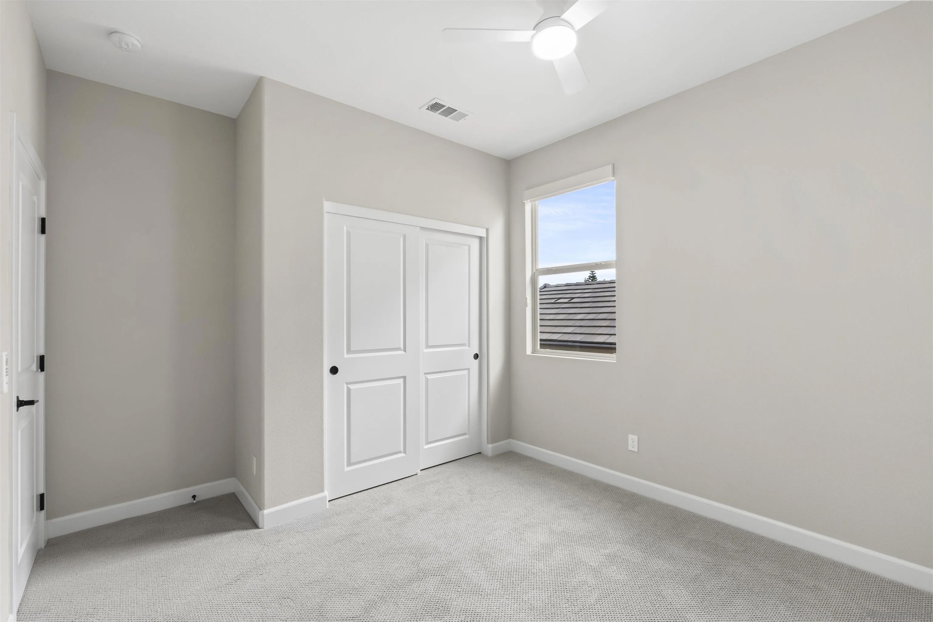 Welcome to this like new four bedroom, three bathroom home in the desi – image 31