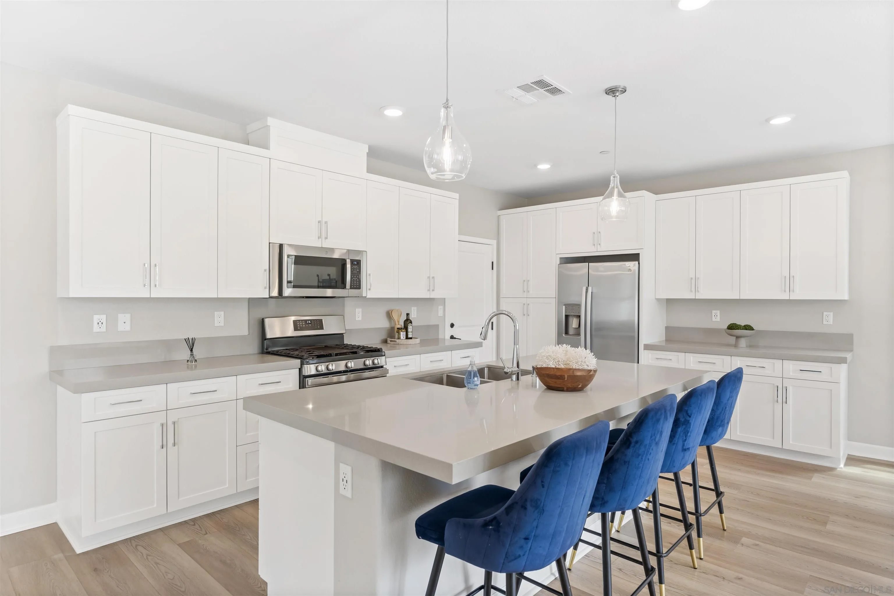 Welcome to this like new four bedroom, three bathroom home in the desi – image 10