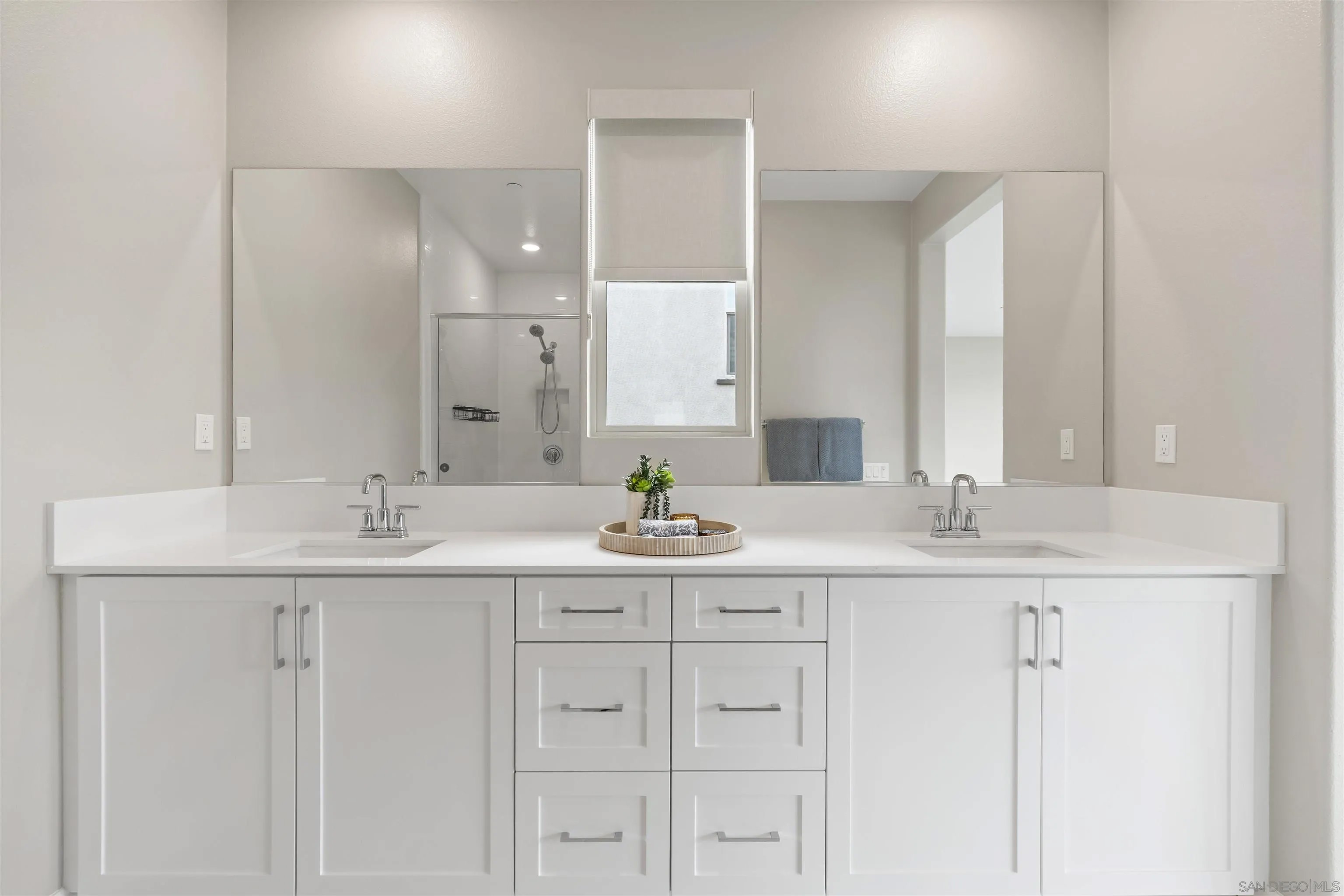 Welcome to this like new four bedroom, three bathroom home in the desi – image 25