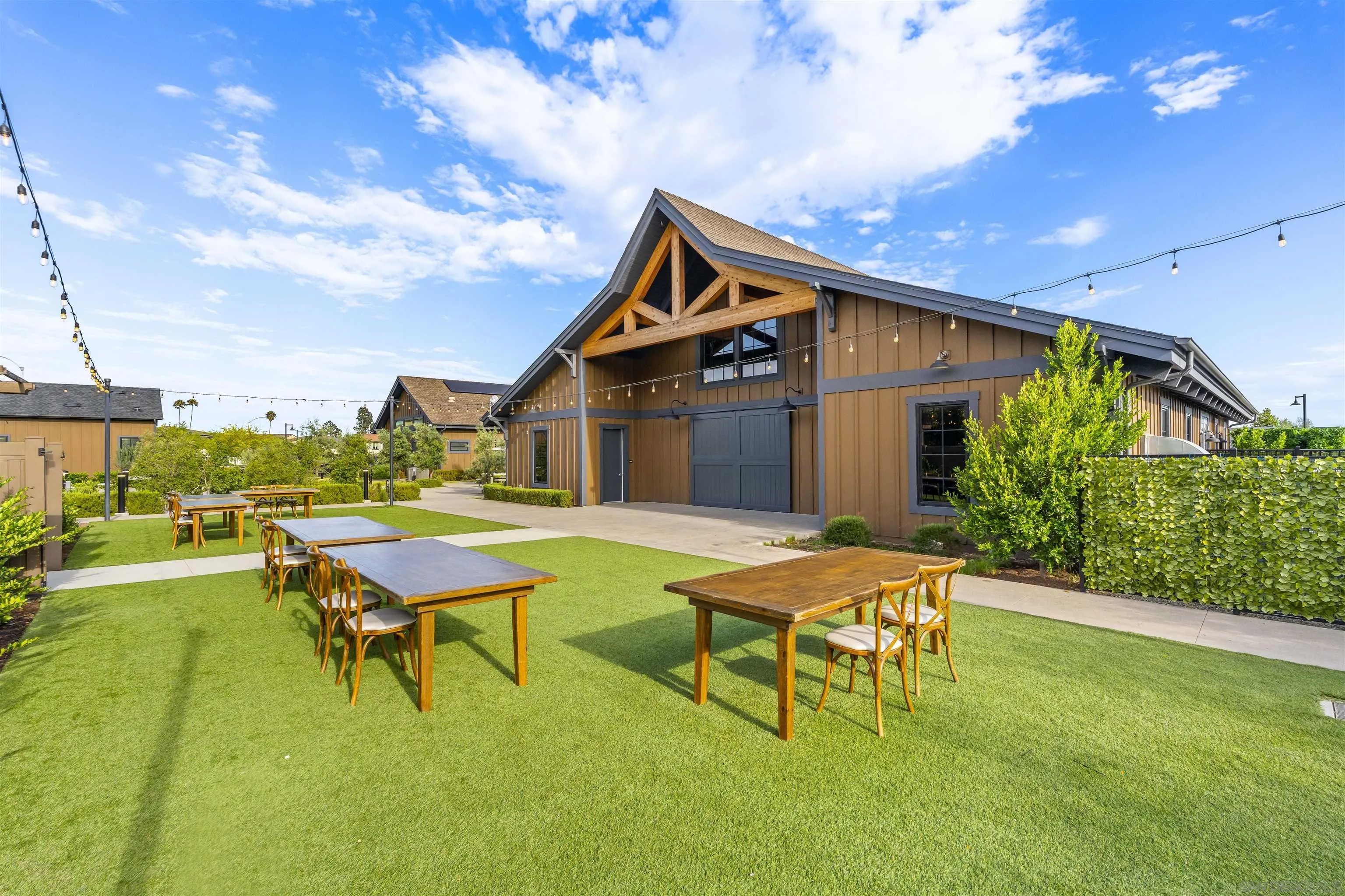 Welcome to this like new four bedroom, three bathroom home in the desi – image 48