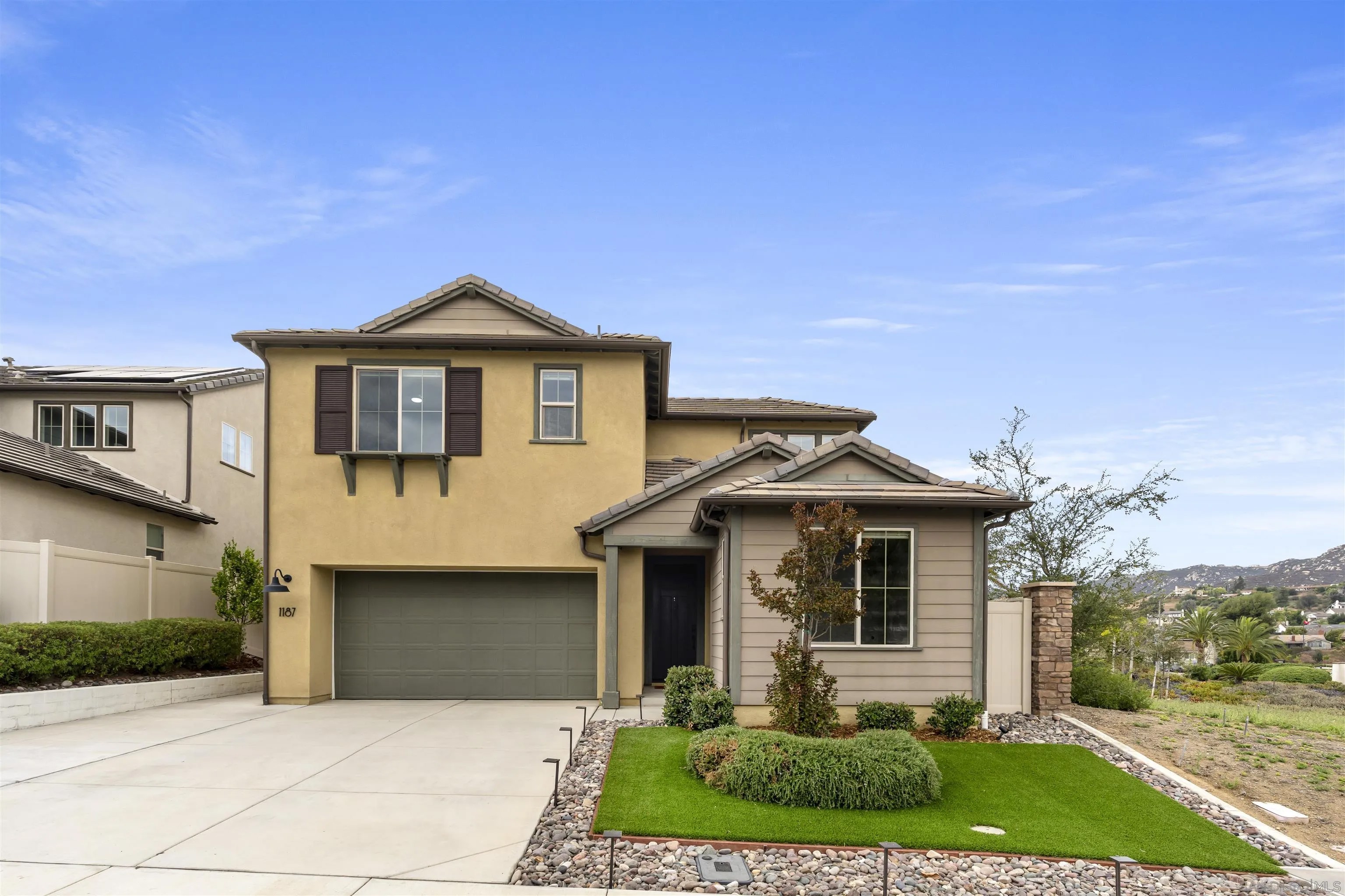 Welcome to this like new four bedroom, three bathroom home in the desi – image 1
