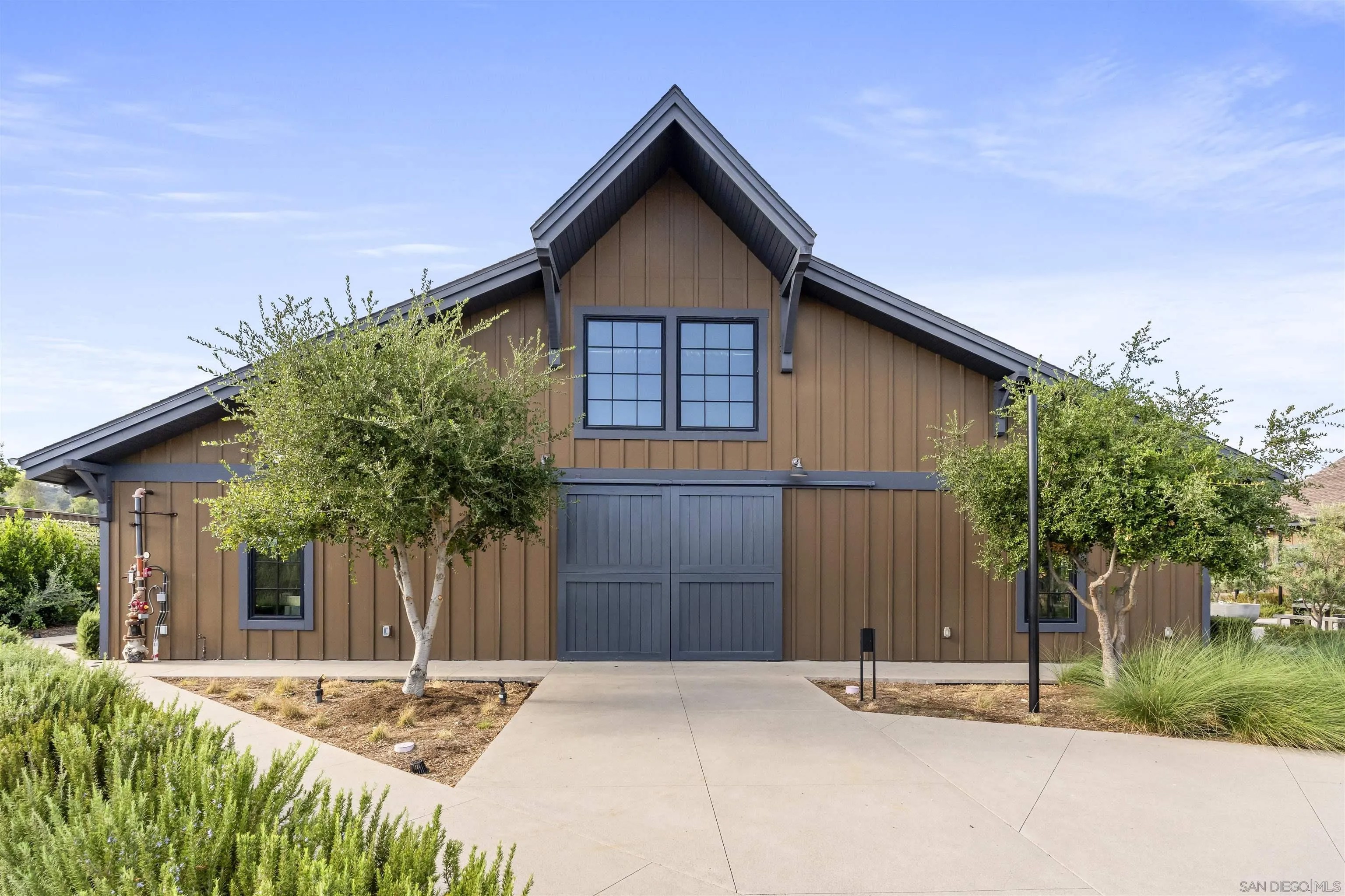 Welcome to this like new four bedroom, three bathroom home in the desi – image 44