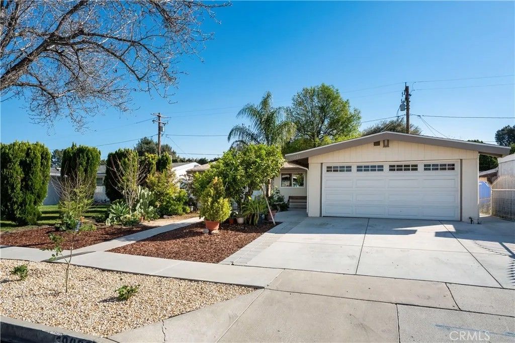 Photo of 19026 Stillmore St, Canyon Country, CA 91351 (MLS # SR26036595)