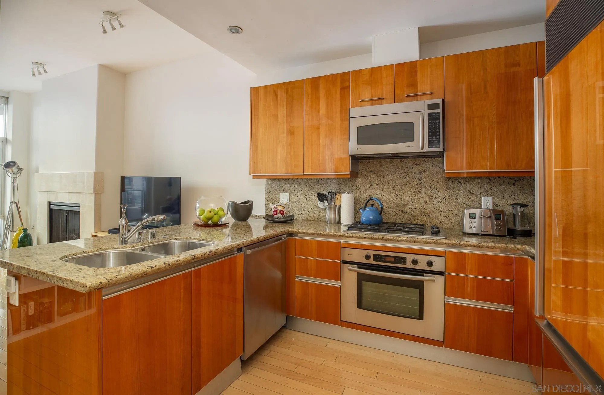550 Front St 907