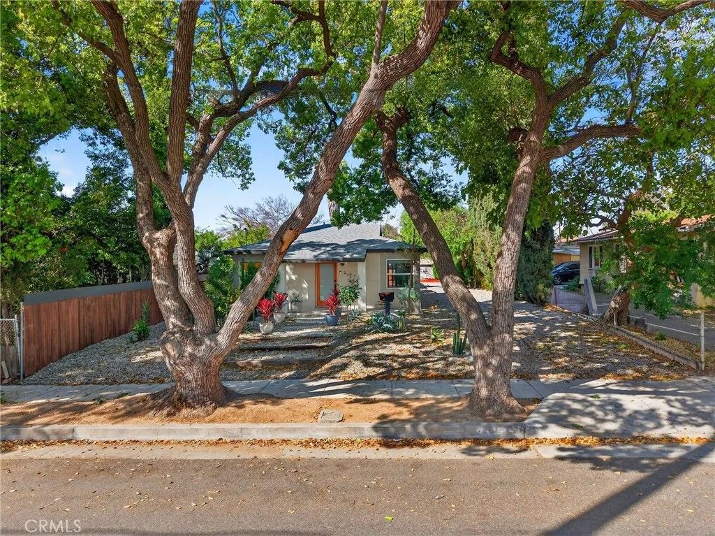 Photo of 261 N Oak Ave, Pasadena, CA 91107 (MLS # DW26045153)
