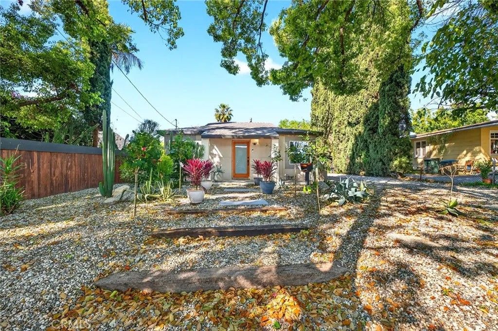 Photo of 261 N Oak Ave, Pasadena, CA 91107 (MLS # DW26045153)