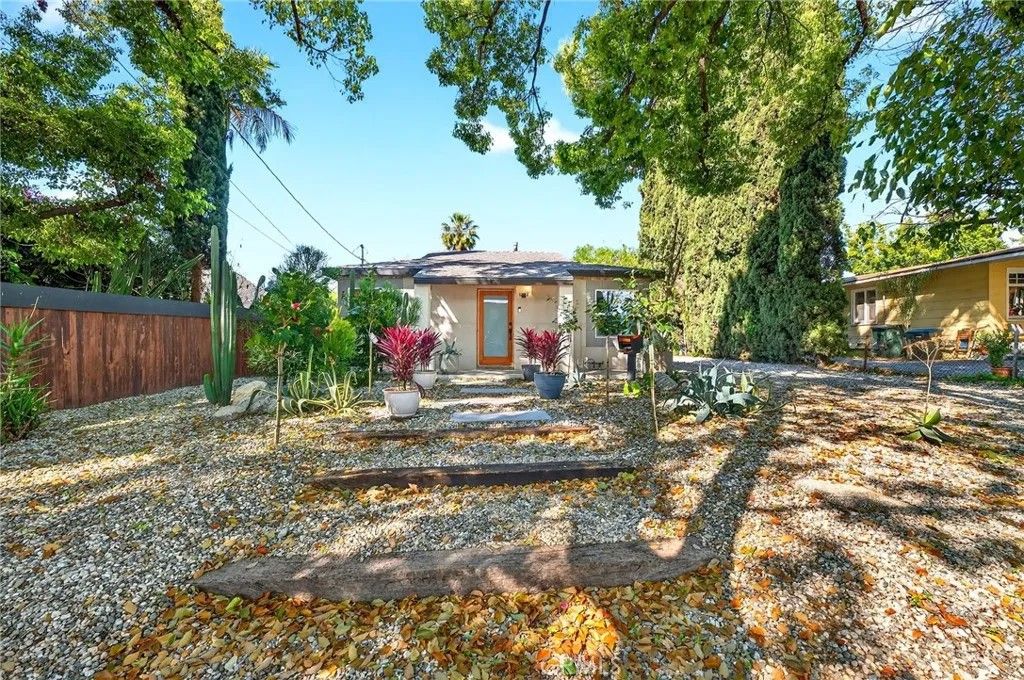 Photo of 261 N Oak Ave, Pasadena, CA 91107 (MLS # DW26045153)