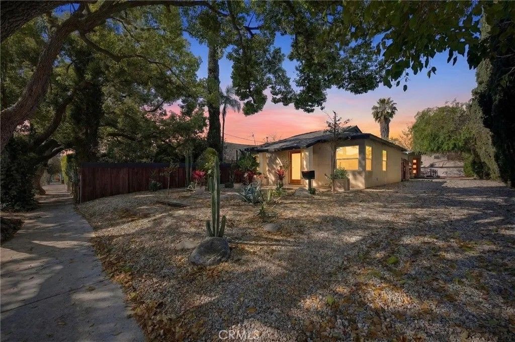 Photo of 261 N Oak Ave, Pasadena, CA 91107 (MLS # DW26045153)