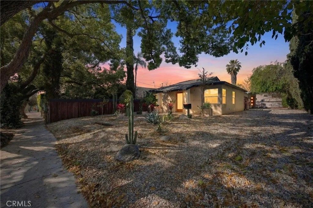 Photo of 261 N Oak Ave, Pasadena, CA 91107 (MLS # DW26045153)