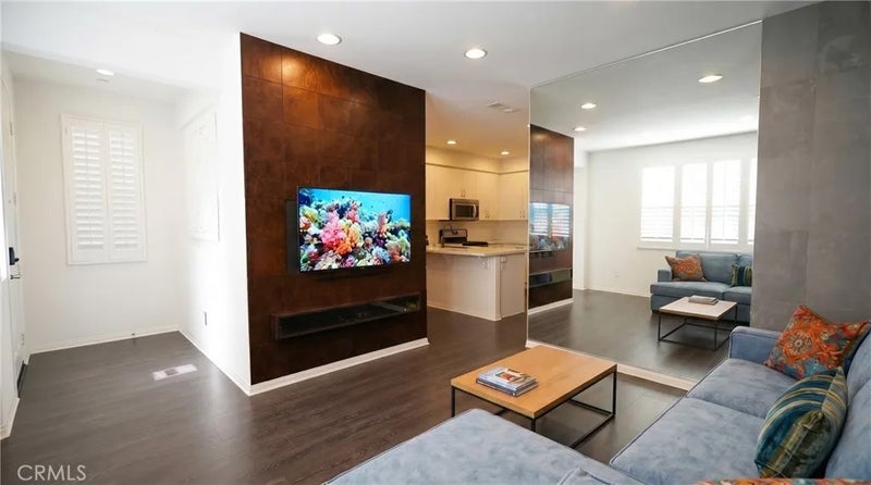 181 E Commercial