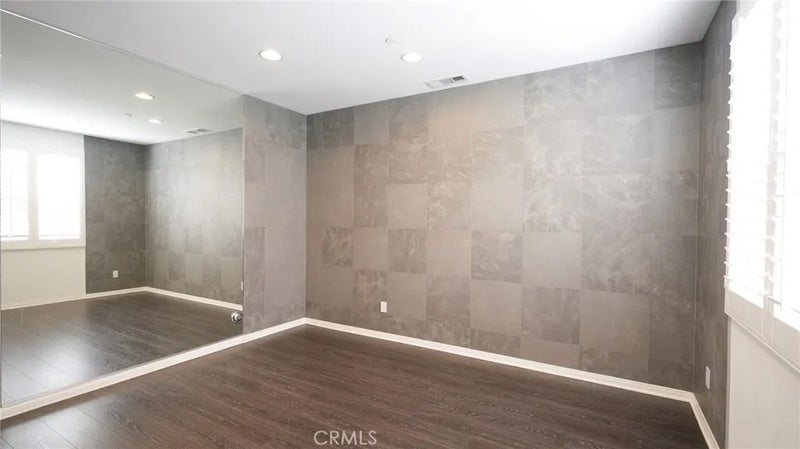 181 E Commercial
