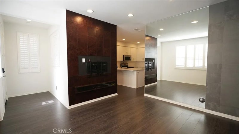 181 E Commercial