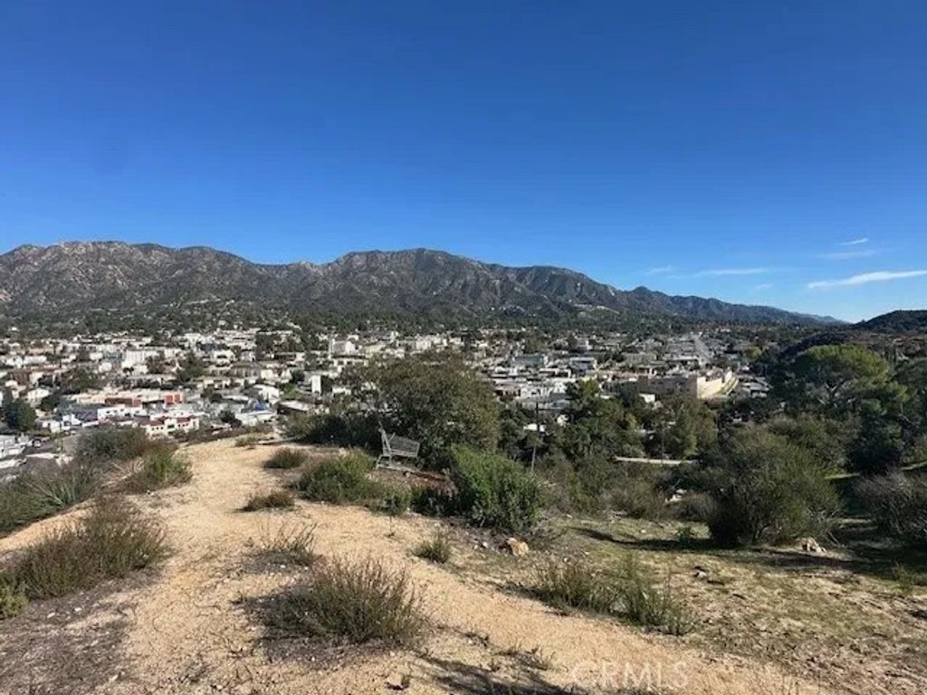 Photo of 9842 High Top Dr, Tujunga, CA 91042 (MLS # SR25274816)
