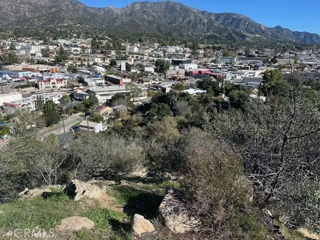 Photo of 9842 High Top Dr, Tujunga, CA 91042 (MLS # SR25274816)