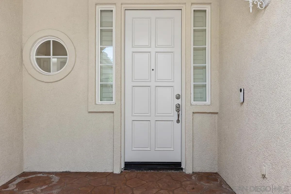 672 Inverlochy Dr