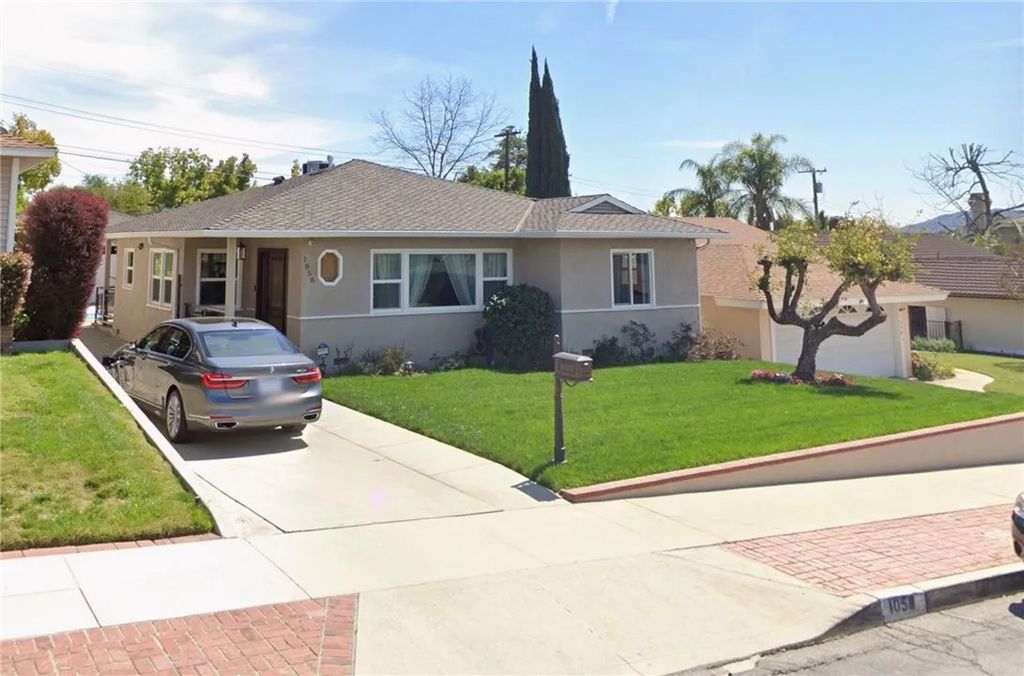 Photo of 1058 E Valencia Avenue, Burbank, CA 91501 (MLS # GD25273118)