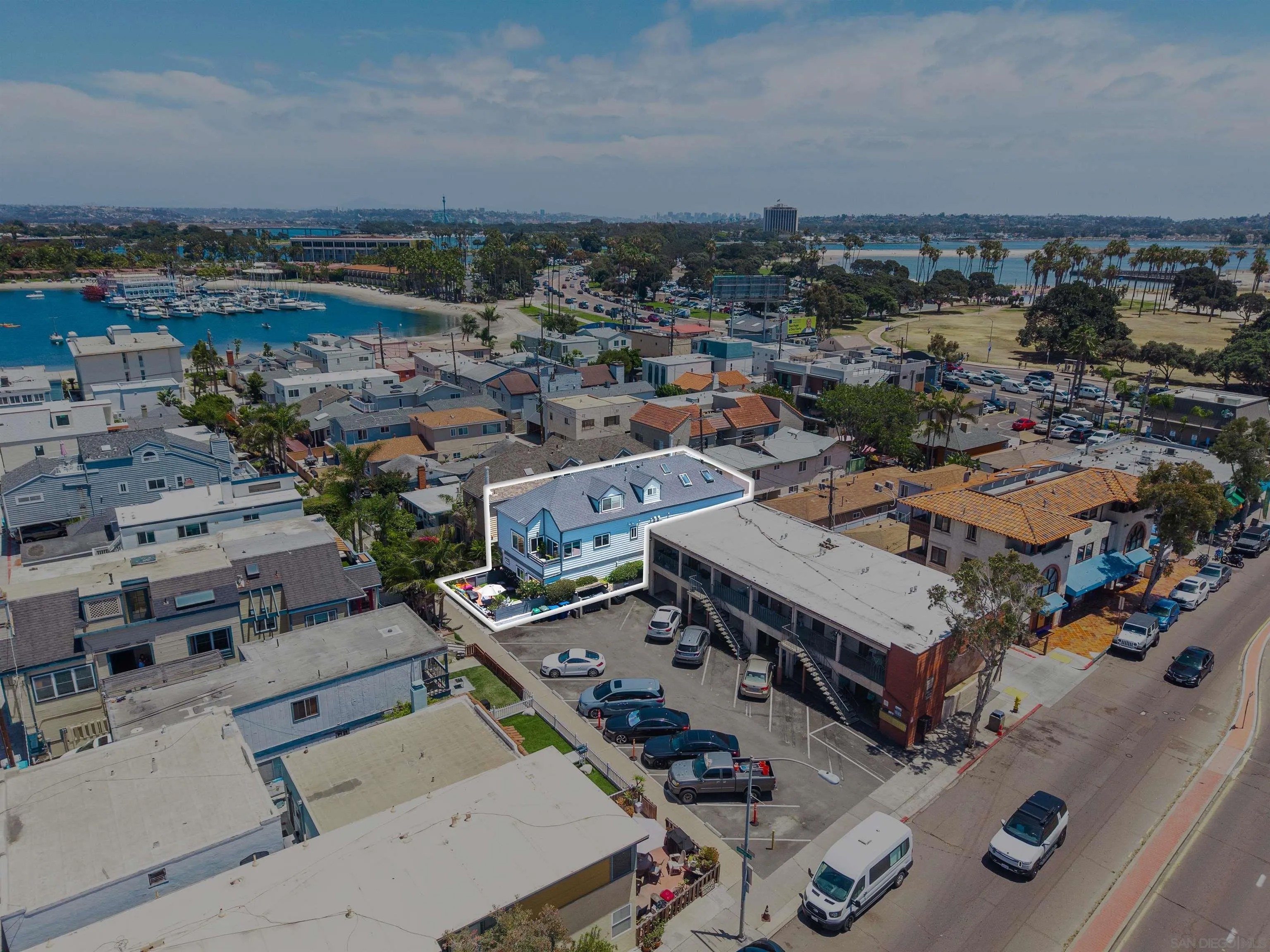 813-15 Isthmus Court
