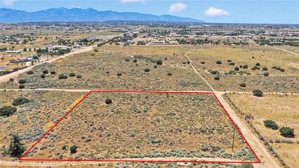 Photo of 1 Buffalo Road, Oak Hills, CA 92344 (MLS # HD26125476)