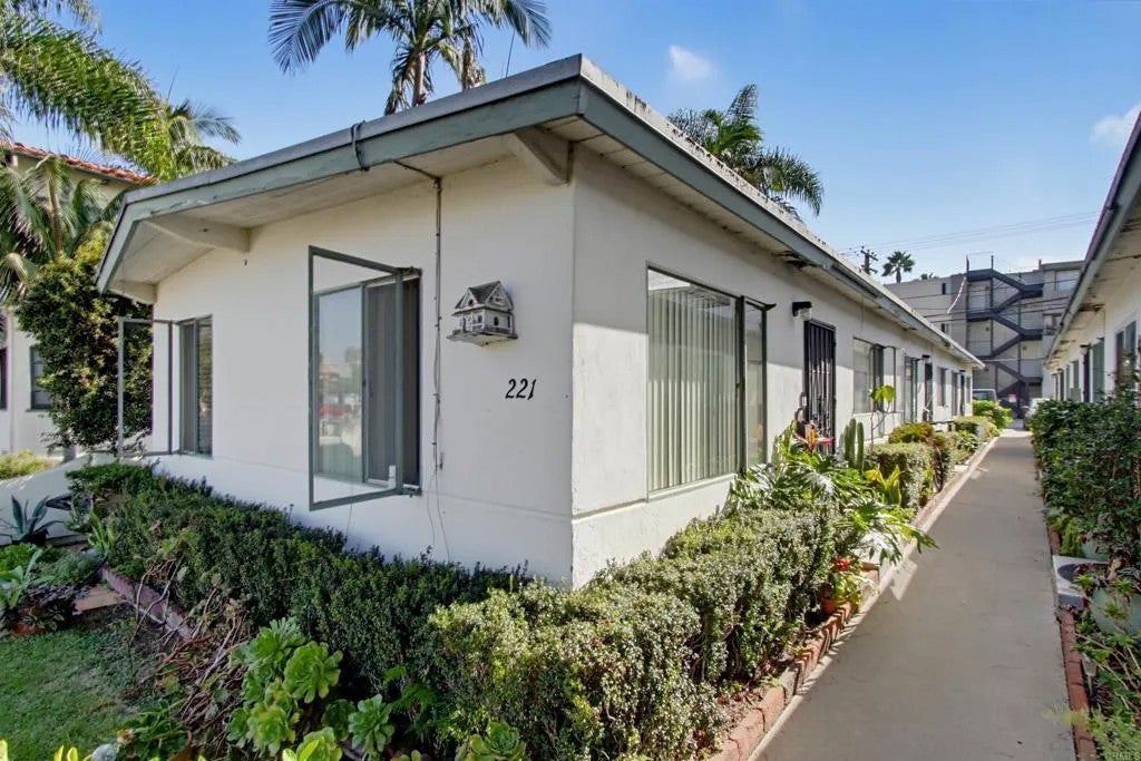 221-D Avenue Avenue