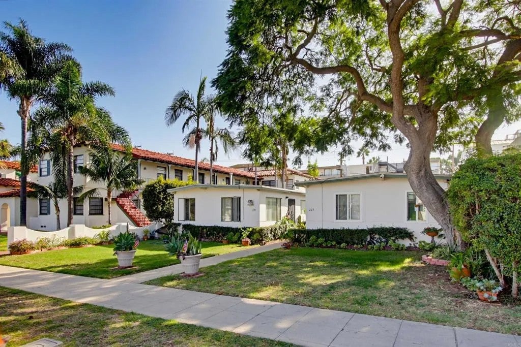 221-D Avenue Avenue