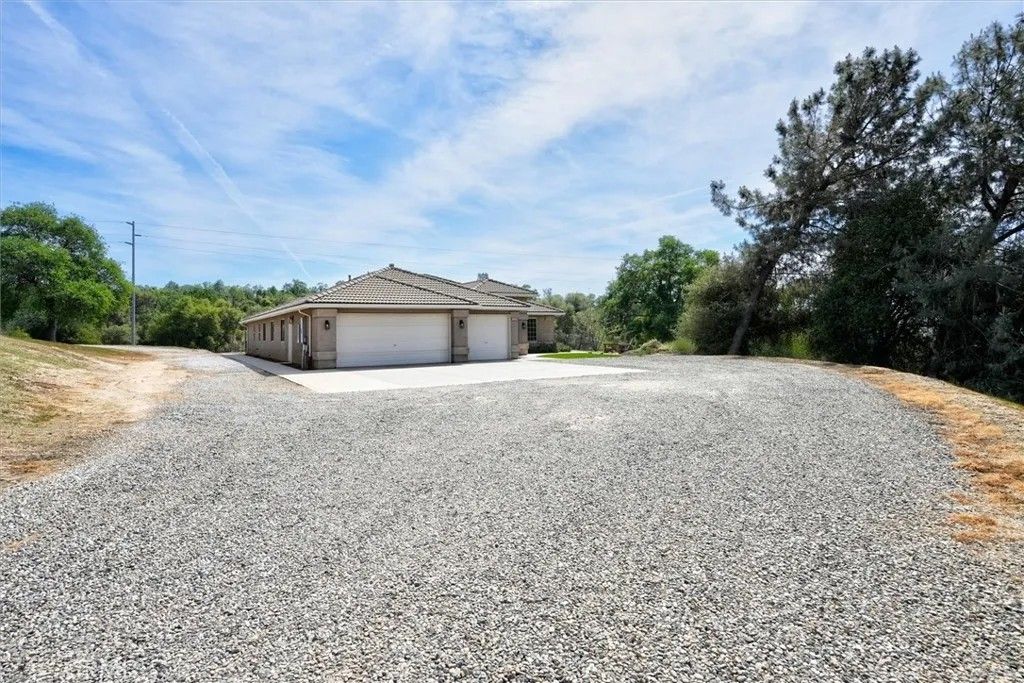 Photo of 47482 Veater Ranch, Coarsegold, CA 93614 (MLS # FR26067852)