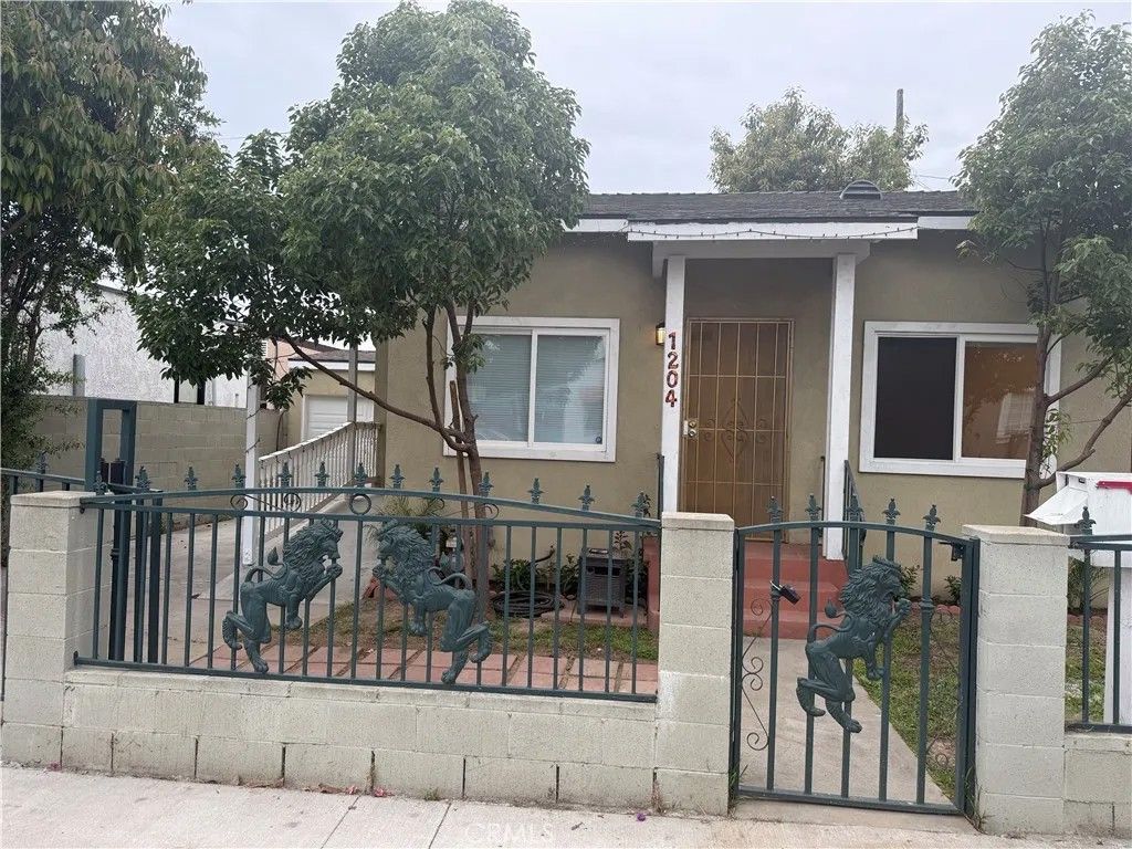 Photo of 1204 E Smith Pl, Long Beach, CA 90806 (MLS # SR26090327)