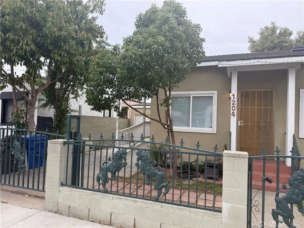 Photo of 1204 E Smith Pl, Long Beach, CA 90806 (MLS # SR26090327)