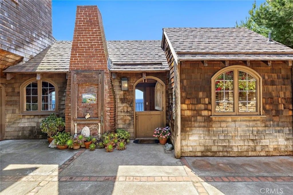 Photo of 2147 Crestview Dr, Laguna Beach, CA 92651 (MLS # LG26095065)